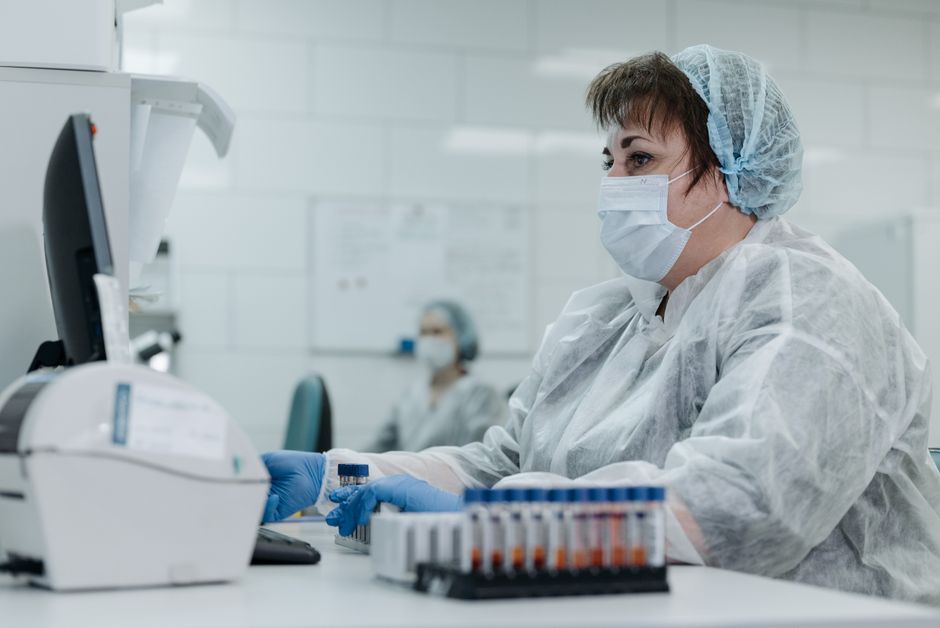 What Does Low Monocytes in a Blood Test Mean? Causes and When to Worry - medical laboratory technician