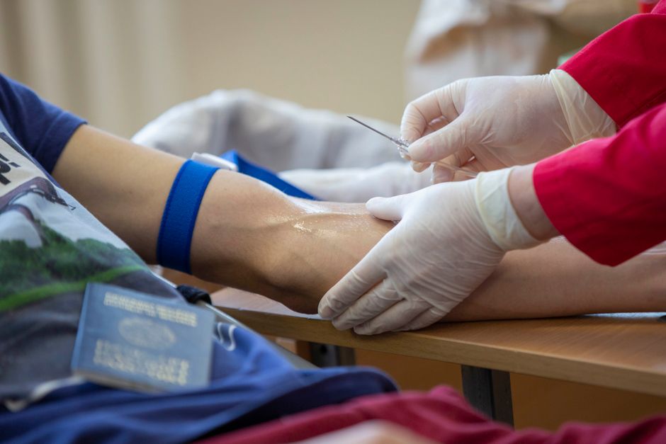 What Is MPV in a Blood Test? The Platelet Size Clue Most People Scroll - phlebotomist drawing blood