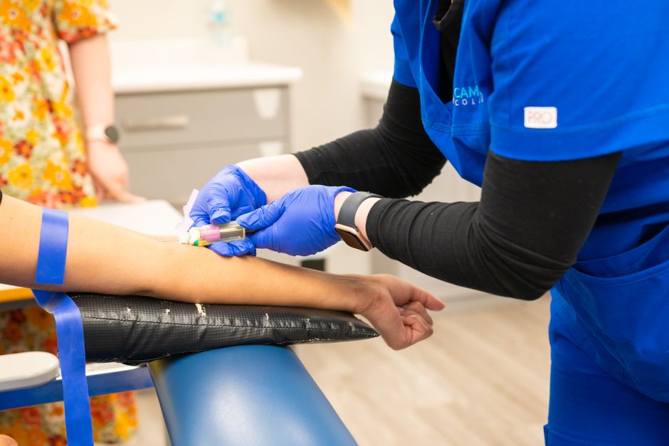 What an A1C Blood Test Is: Your Three-Month Blood Sugar Report Card, D - phlebotomist drawing blood
