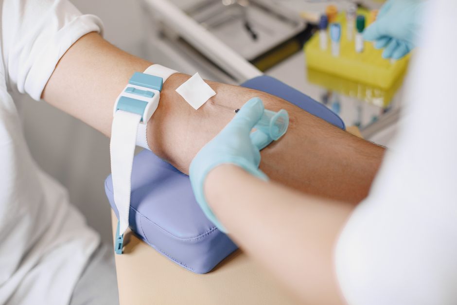 What Is BUN in a Blood Test? The Kidney Number That Moves for Surprisi - phlebotomist drawing blood