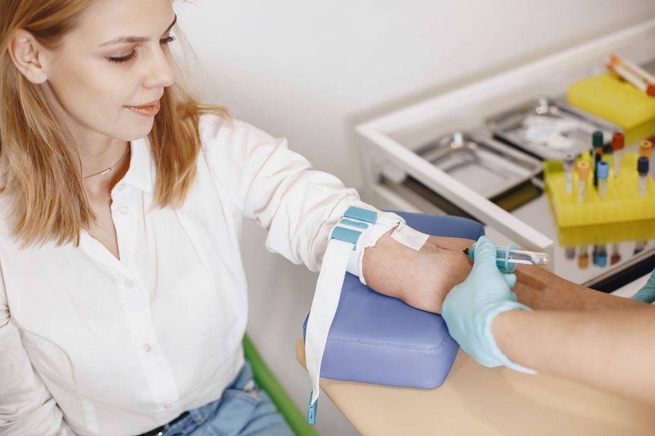 What Does High Monocytes in a Blood Test Mean? Causes and When to Worr - phlebotomist drawing blood
