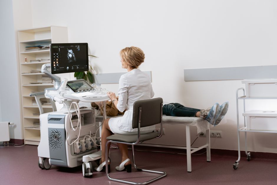 Can a Blood Test Detect Pregnancy? How Early It Works and the hCG Numb - pregnant woman doctor
