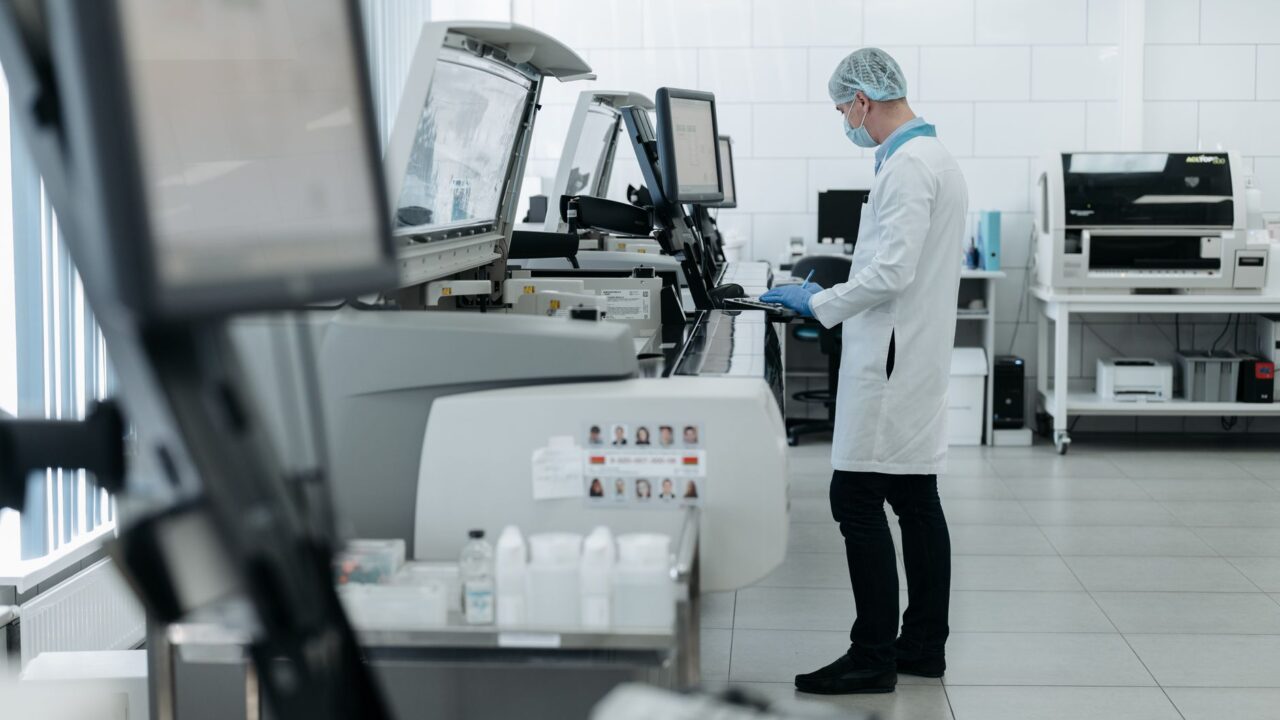 What Can Blood Tests Find? A Plain-English Map of What One Vial Reveals